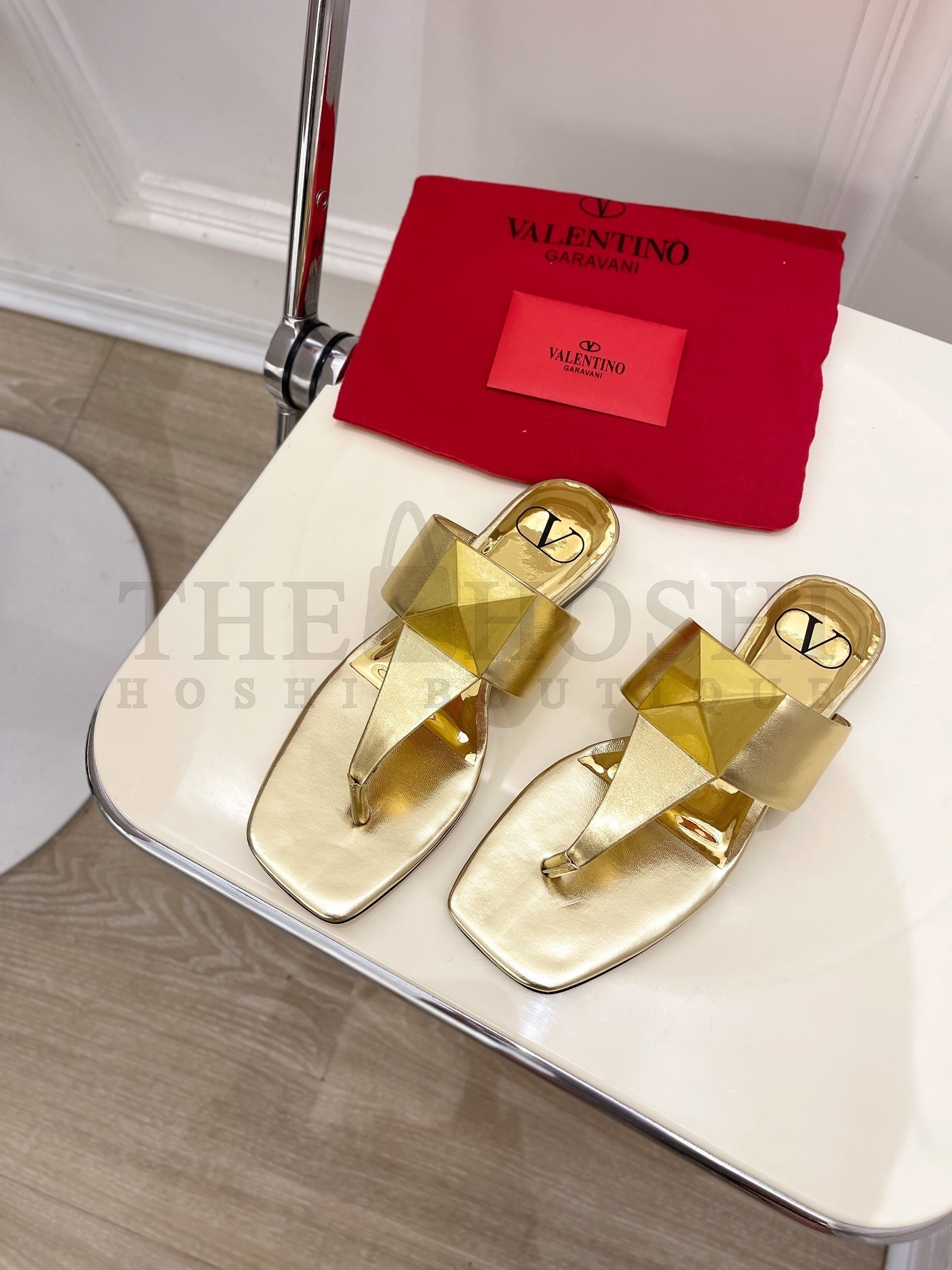 Va1e*ntin0 One Stud Flat Thong Sandals In Gold Metallic Leather Master Quality