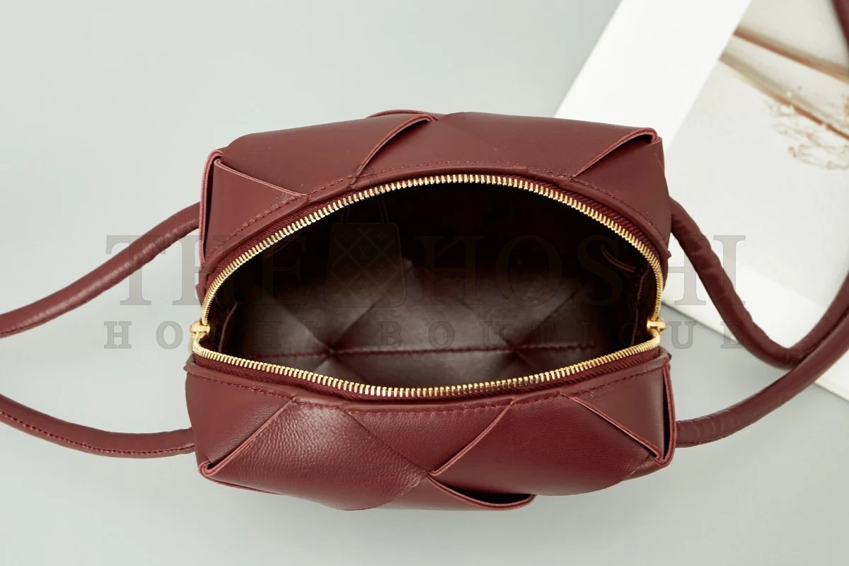 B0tt*ga Ven*ta Mini Cassette Camera Bag In Bordeaux Lambskin Master Quality