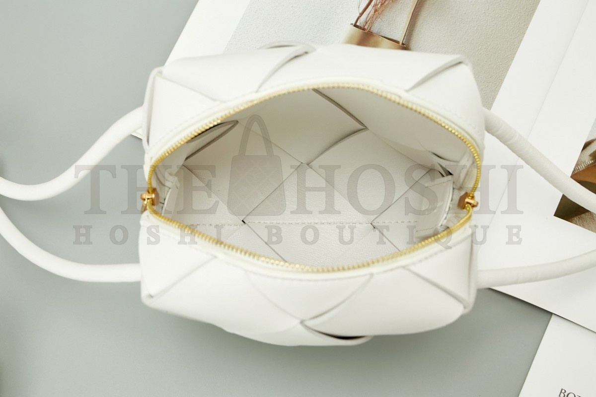 B0tt*ga Ven*ta Mini Cassette Camera Bag In White Lambskin Master Quality