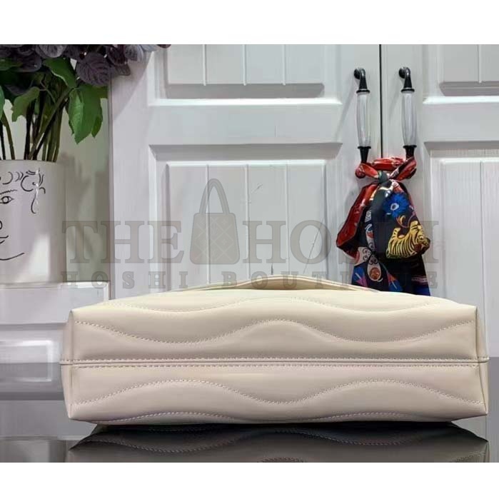 L0vis Vvtt0n LV Women New Wave Chain Bag GM Ivory Quilted Smooth Calf Leather Master Quality
