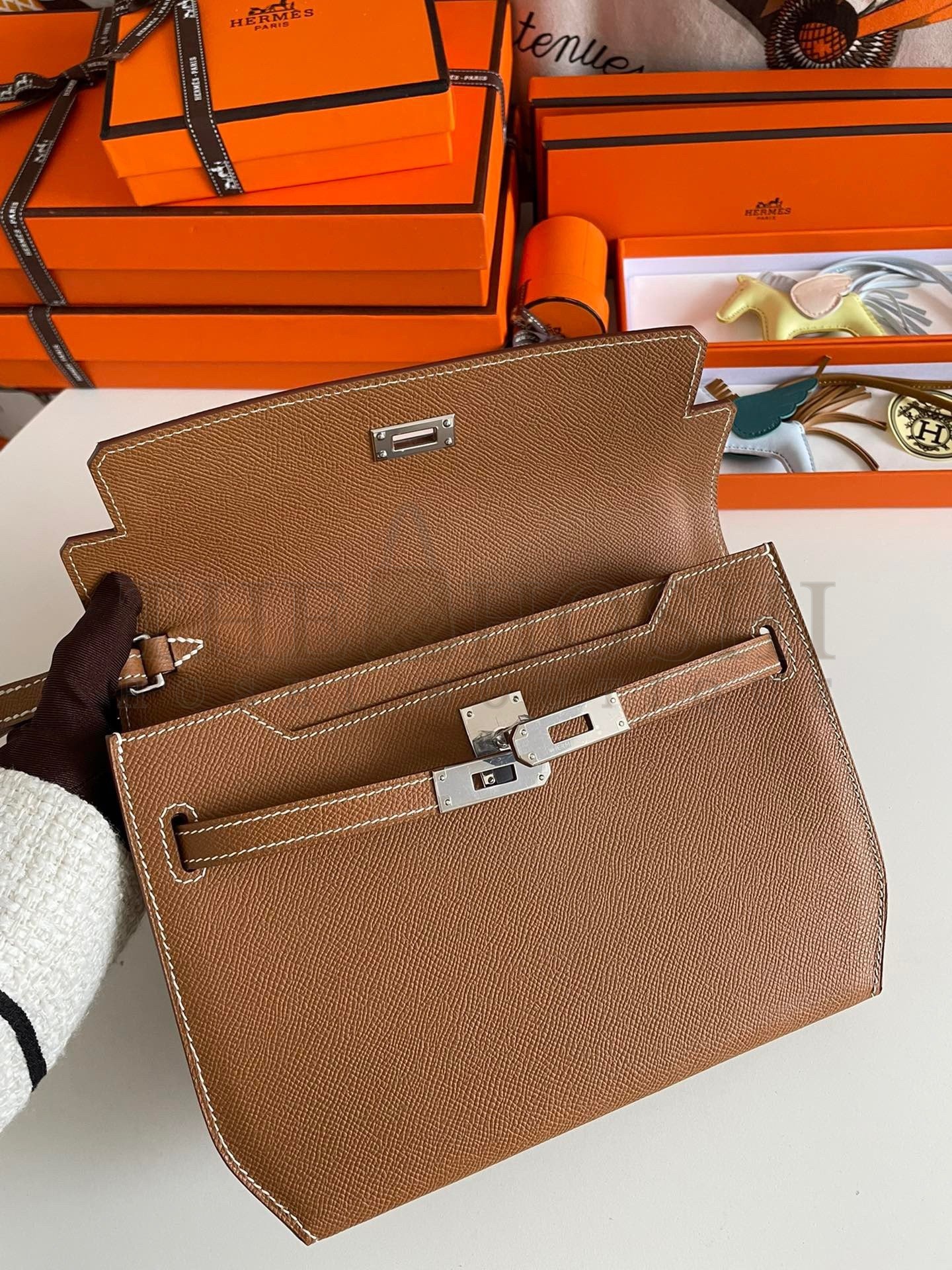 H**me5 Kelly Depeches 25 Pouch in Gold Epsom Calfskin Master Quality