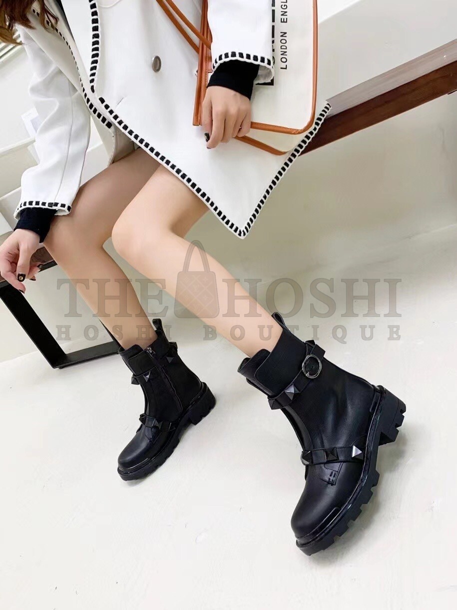 Va1e*ntin0 Black Roman Stud Combat Boots with Tonal Studs Master Quality