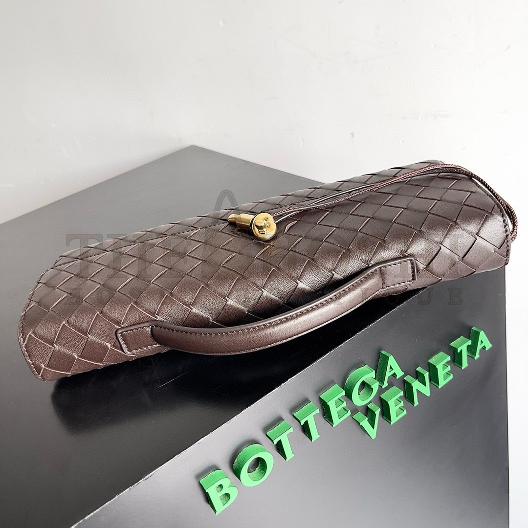 B0tt*ga Ven*ta Andiamo Clutch with Handle in Fondant Intrecciato Lambskin Master Quality