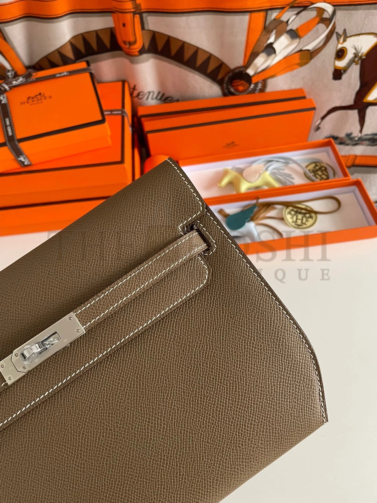 H**me5 Kelly Depeches 25 Pouch in Taupe Epsom Calfskin Master Quality